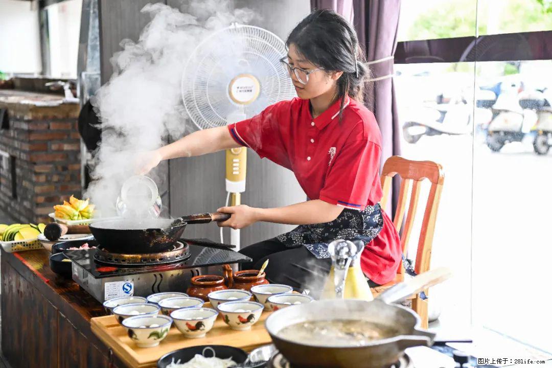 全网追的“扁担女孩”，找了一份暑假工，时薪12元 - 渭南生活资讯 - 渭南28生活网 wn.28life.net